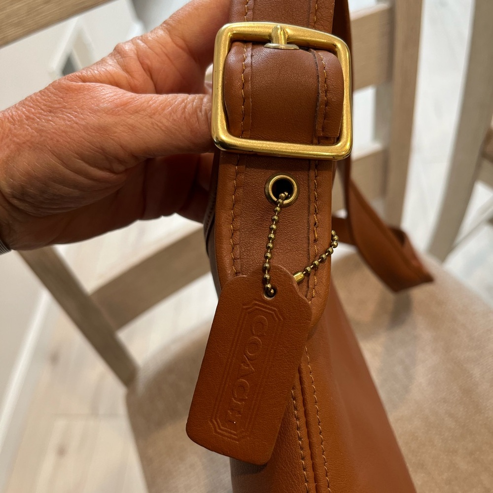 Elegant Brown Leather Shoulder Bag - Picture 11 of 12
